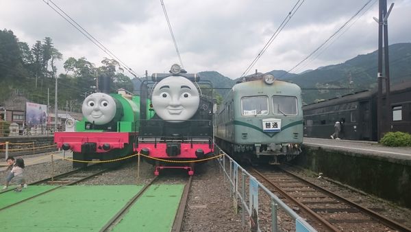 DSC_0162(千頭駅にてﾊｼｰ･ﾋﾛ･南海電車).JPG