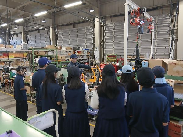 地元の中学1年生が地元の製造業を見学する